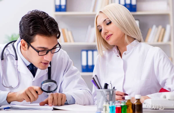 Medico maschio e femmina che discute in ospedale — Foto Stock