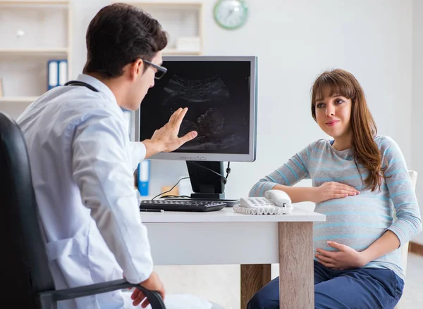 Donna incinta dal medico per un controllo regolare — Foto Stock