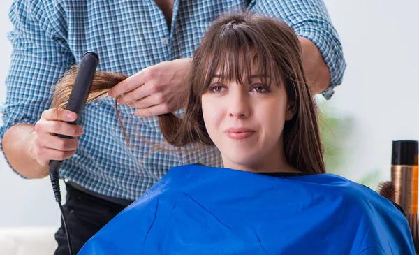 Homem masculino cabeleireiro fazendo corte de cabelo para mulher — Fotografia de Stock