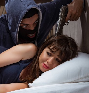 Hırsızlar gece yatak odasına girip uyuyorlar.