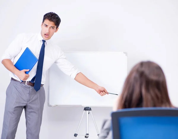 Zakelijke presentatie in het kantoor met man en vrouw — Stockfoto