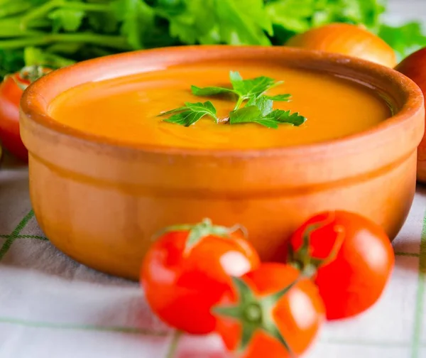 Томатный суп в традиционном итальянском стиле — стоковое фото