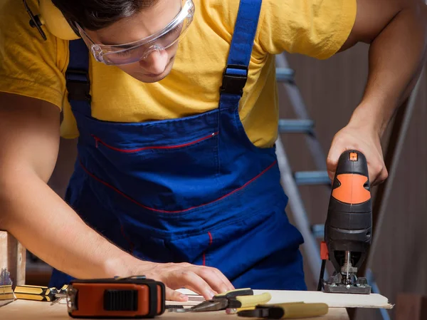 Arbeiter in Reparaturwerkstatt in Holzbearbeitungskonzept — Stockfoto