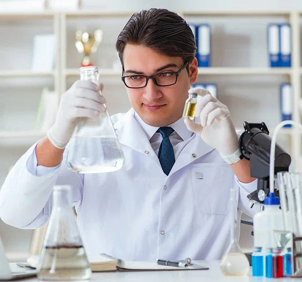 Genç araştırmacı bilim adamı bir su testi kirliliği araştırması yapıyor.