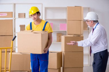 Profesyonel nakliyeciler evde yer değiştiriyor.