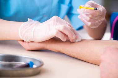 Hastane kliniğinde kan transfüzyonu