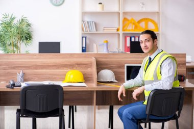 Ofiste çalışan genç erkek mimar. 