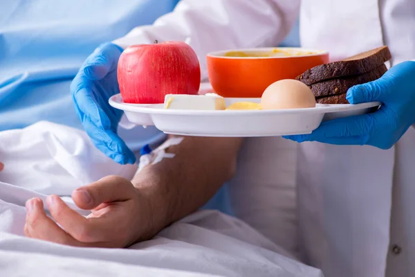 Paciente masculino comiendo alimentos en el hospital —  Fotos de Stock