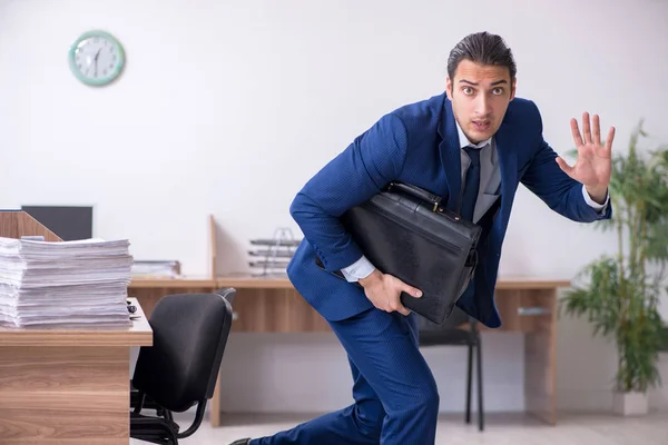 Junge gutaussehende Geschäftsleute arbeiten im Büro — Stockfoto