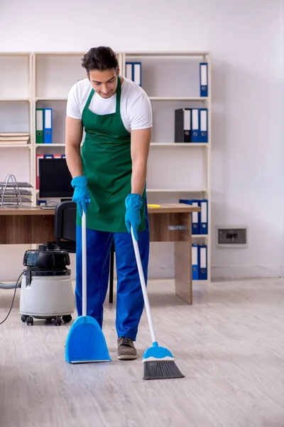 Jung hübsch unternehmer putzen die büro — Stockfoto