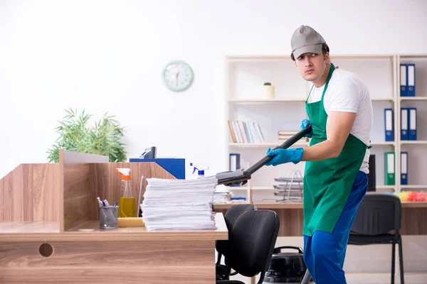 Jonge knappe aannemer schoonmaken van het kantoor — Stockfoto