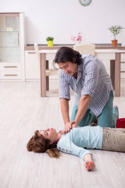 Evde ilk yardım konsepti olan genç bir çift 