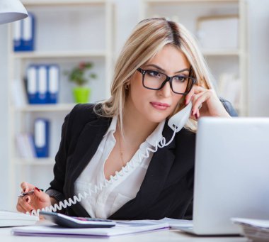 İş kadını ofiste çalışırken hayal kırıklığına uğradı