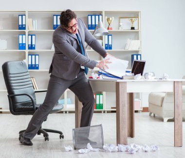 Ofiste çalışan kızgın işadamı kovuldu.