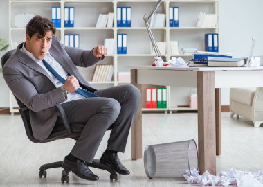 İş adamı işte ara verirken eğleniyor.