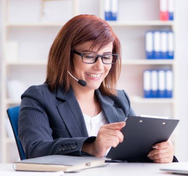 Müşterilerle çalışan çağrı merkezi operatörü