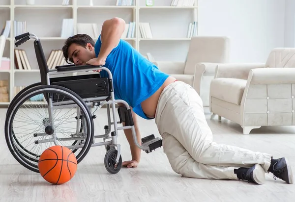 Mladý basketbalista na invalidním vozíku zotavuje ze zranění — Stock fotografie