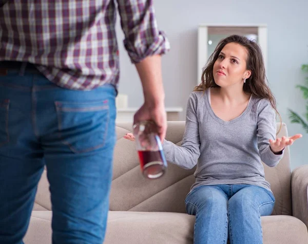 Концепция домашнего насилия в семейном споре с пьяным алкоголиком — стоковое фото