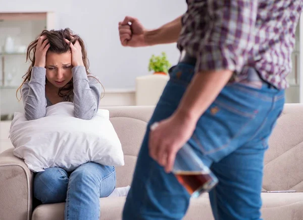 Concept de violence domestique dans une dispute familiale avec alcoho ivre — Photo