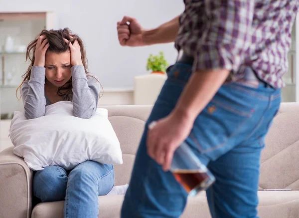 Begreppet våld i hemmet i ett familjegräl med alkoholist — Stockfoto