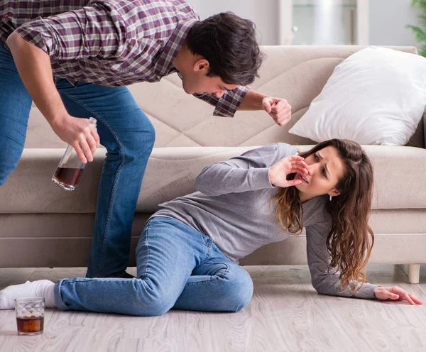 Koncepcja przemocy domowej w rodzinnej kłótni z alkoholikiem pijanym — Zdjęcie stockowe