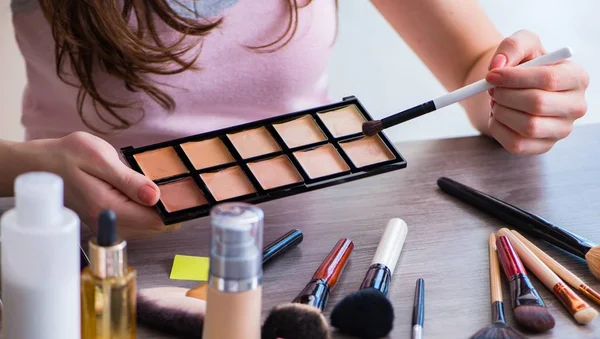 Fashion blogger with make-up accessories — Stock Photo, Image