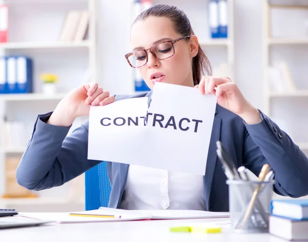 Empresária rasgando seu contrato — Fotografia de Stock