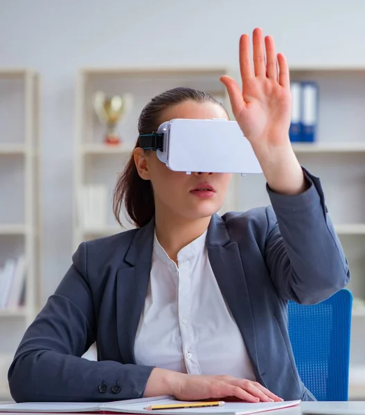 Affärskvinna med virtual reality glasögon på kontoret — Stockfoto