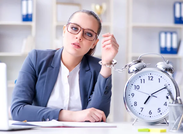 Empresária no conceito de gestão do tempo — Fotografia de Stock