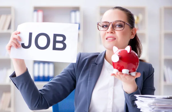 Geschäftsfrau stellt neue Mitarbeiter im Büro ein — Stockfoto