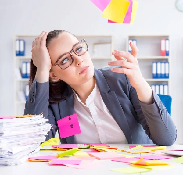 Zakenvrouw met tegenstrijdige prioriteiten in functie — Stockfoto