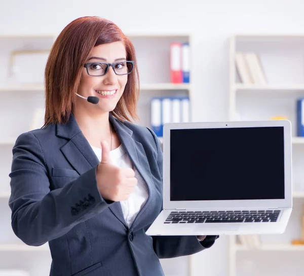 Müşterilerle çalışan çağrı merkezi operatörü