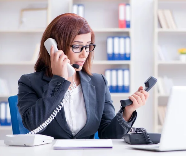 Assistente de call center frustrado respondendo a chamadas — Fotografia de Stock