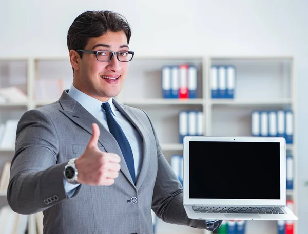 Jeune homme d'affaires travaillant dans le bureau — Photo