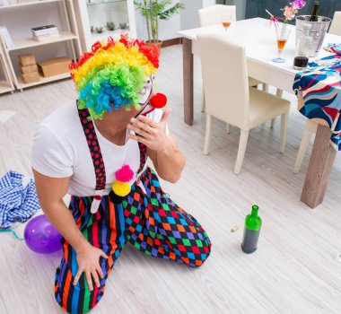 Sarhoş palyaço evde parti veriyor.