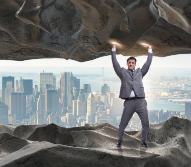 Baskı altında taşı destekleyen iş adamı