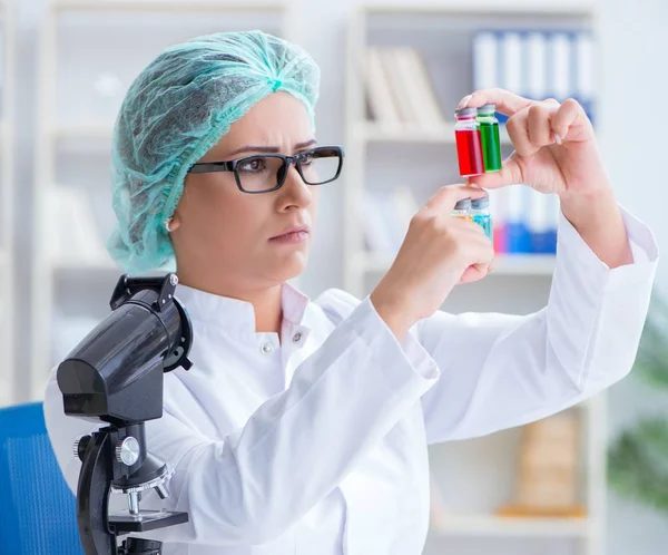 Bir laboratuarda deney yapan kadın bir bilim adamı.