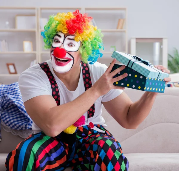 Clown ubriaco che festeggia una festa a casa — Foto Stock