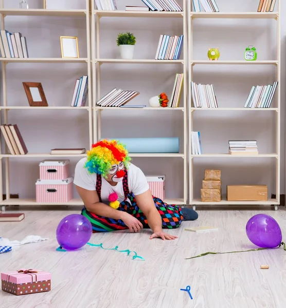 Betrunkener Clown feiert Party zu Hause — Stockfoto