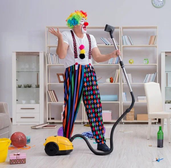 Palhaço engraçado fazendo limpeza em casa — Fotografia de Stock