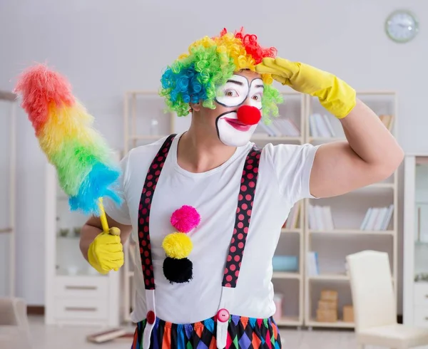 Palhaço engraçado fazendo limpeza em casa — Fotografia de Stock