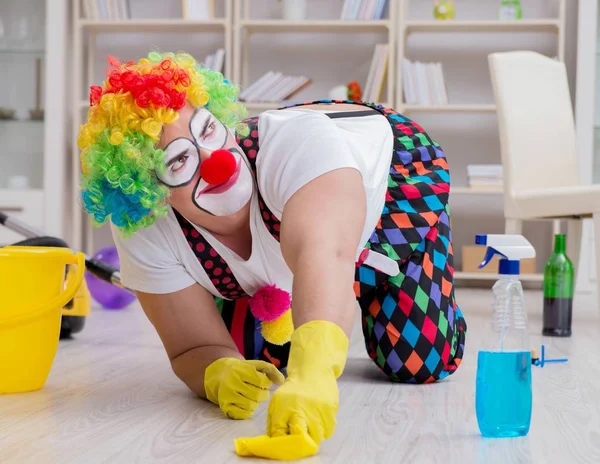 Palhaço engraçado fazendo limpeza em casa — Fotografia de Stock