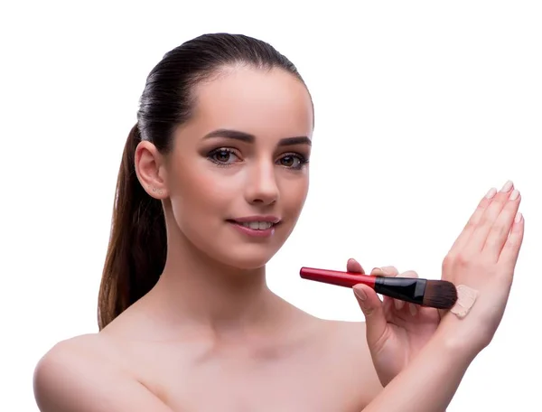 Kvinna i skönhet koncept tillämpa make up med hjälp av kosmetika — Stockfoto