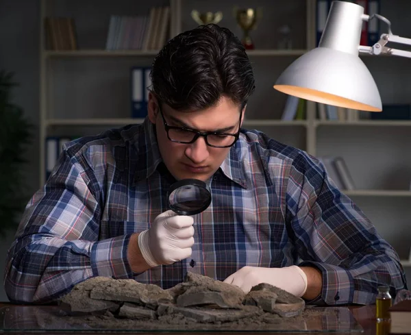 Archeoloog werkt laat in de avond in het kantoor — Stockfoto
