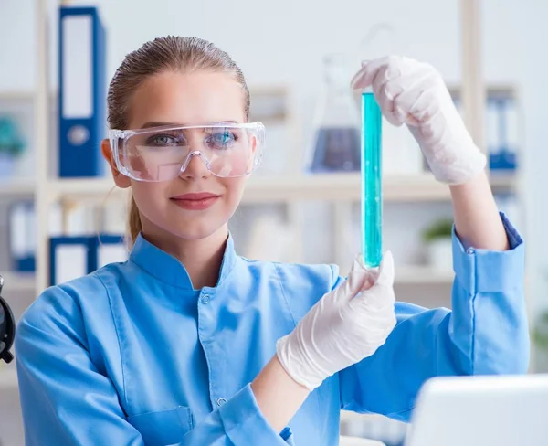 Investigadora científica que realiza un experimento en un labora — Foto de Stock