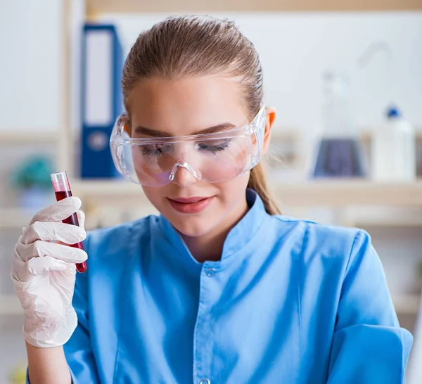 Investigadora científica que realiza un experimento en un labora — Foto de Stock