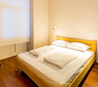 Otelde çift kişilik yatak.