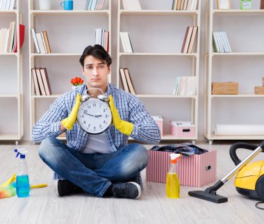 Adam evi temizliyor.