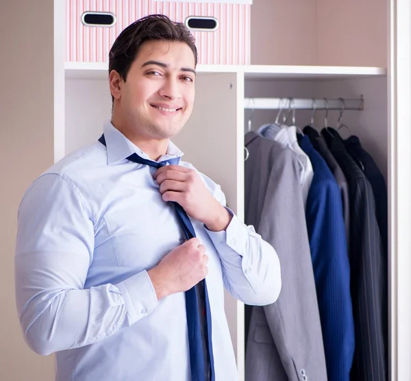 Jeune homme d'affaires s'habiller pour le travail — Photo