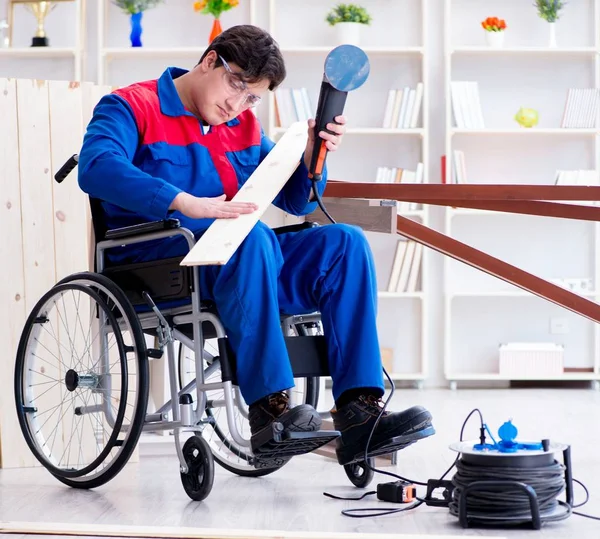 Stolarz niepełnosprawny pracujący z narzędziami w warsztacie — Zdjęcie stockowe